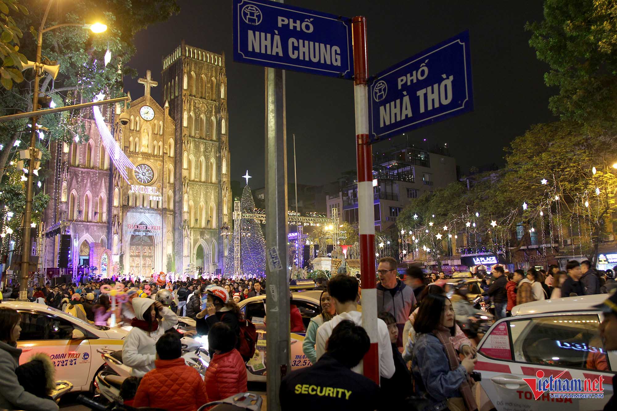 Nghìn người đi chơi Noel sớm, phố Hà Nội tắc cứng Nghìn người đi chơi Noel sớm, phố Hà Nội tắc cứng